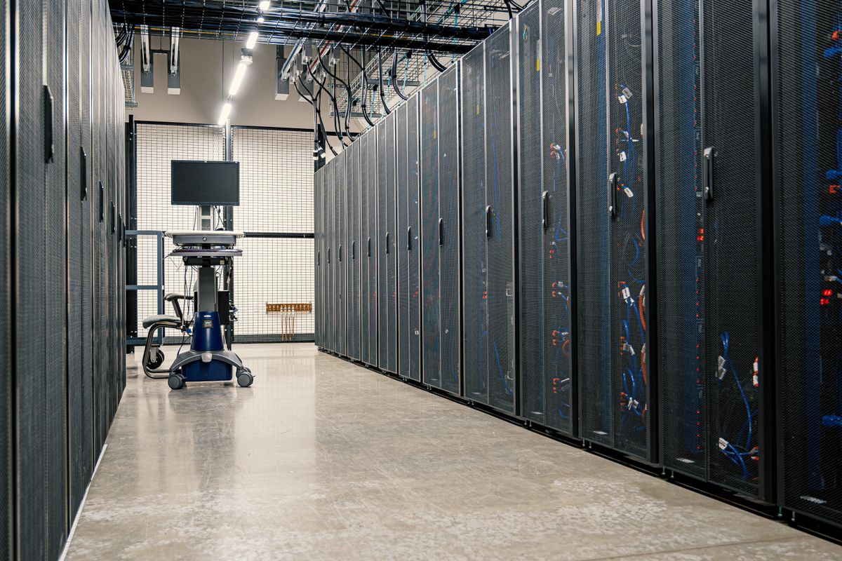 Serverruimte met netwerkracks voor netwerkbeheer en monitoring