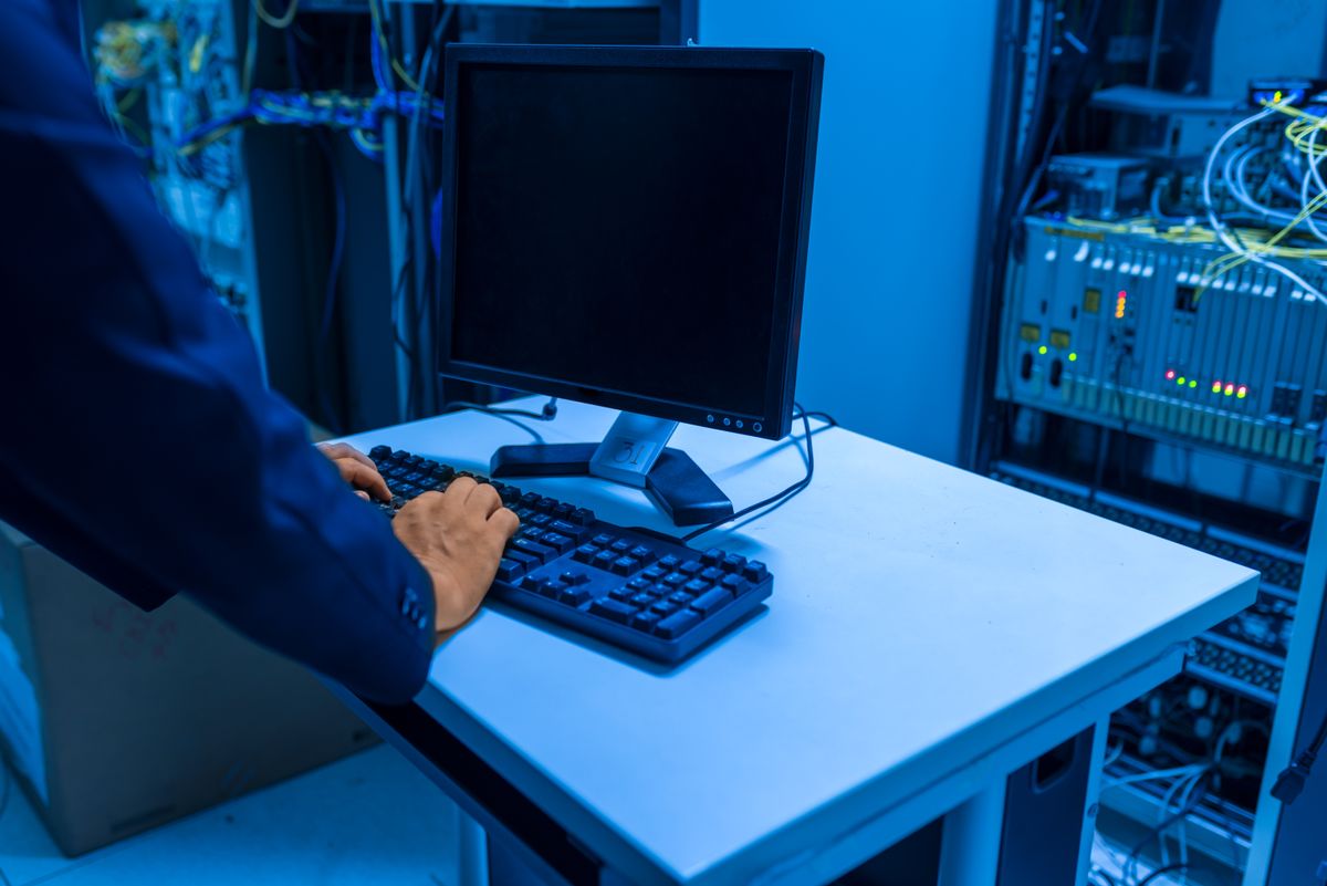 Specialist van Wifi Service Limburg aan het werk in de serverruimte